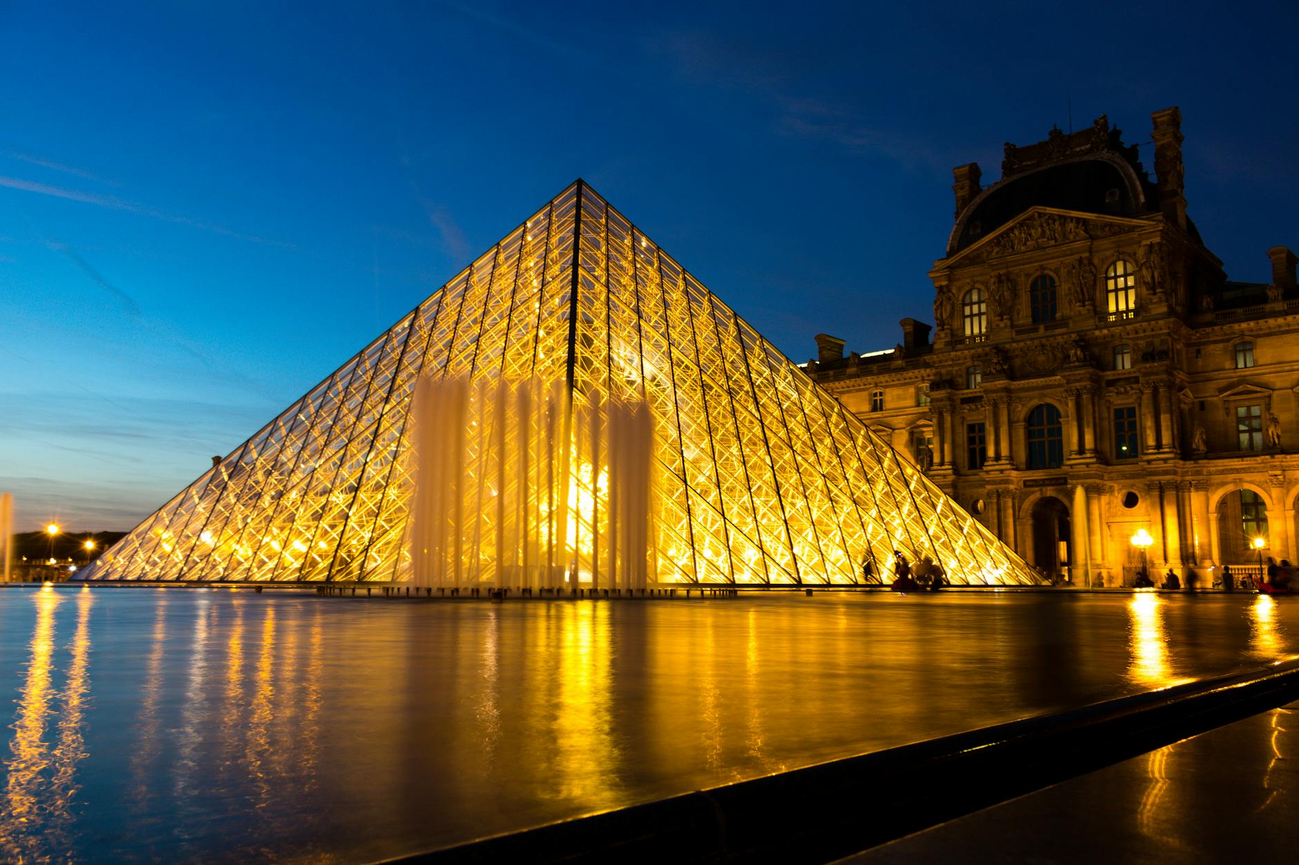 Early morning private view of iconic Louvre masterpieces before crowds arrive