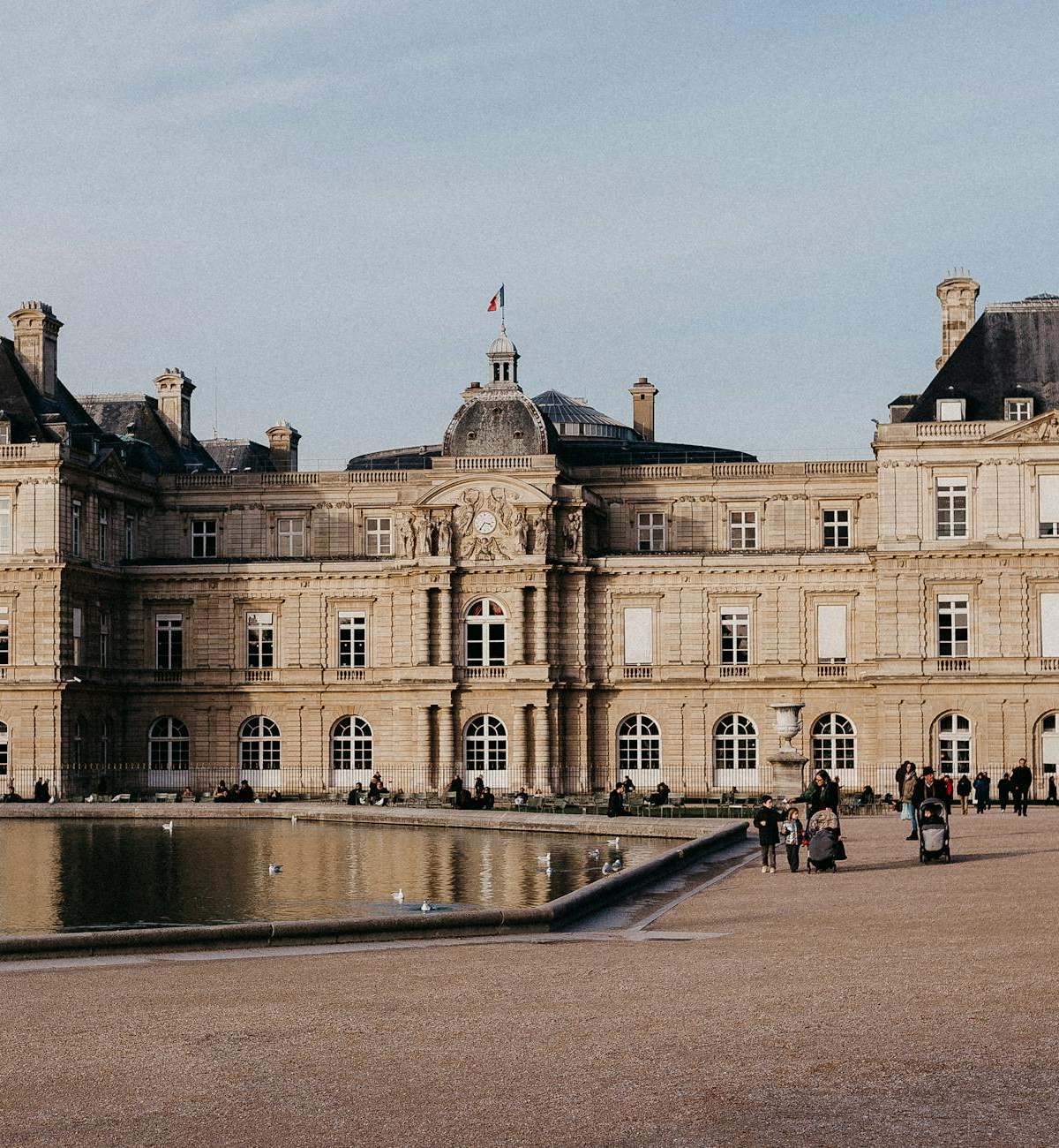 Cover image depicting the kings who built France, featuring royal architecture or monarch portraits