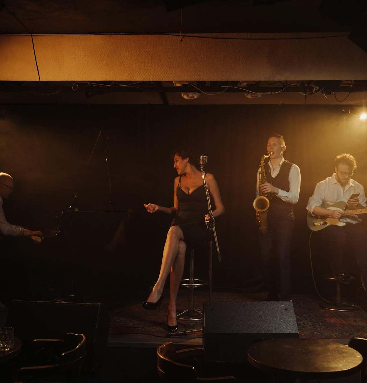 Intimate Paris jazz club with vintage décor, warm lighting, and vaulted stone cellar ceiling