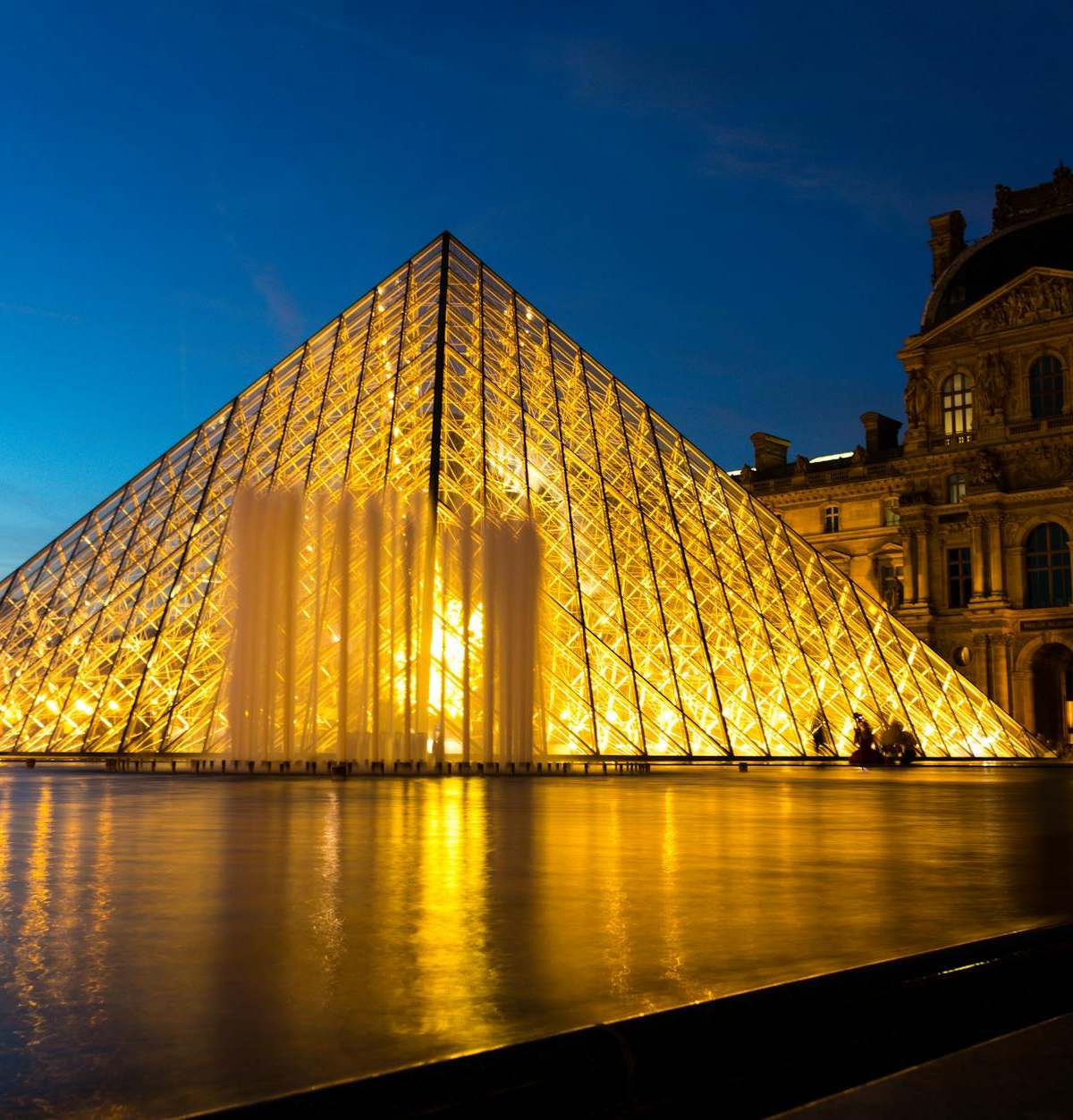 Early morning private view of iconic Louvre masterpieces before crowds arrive